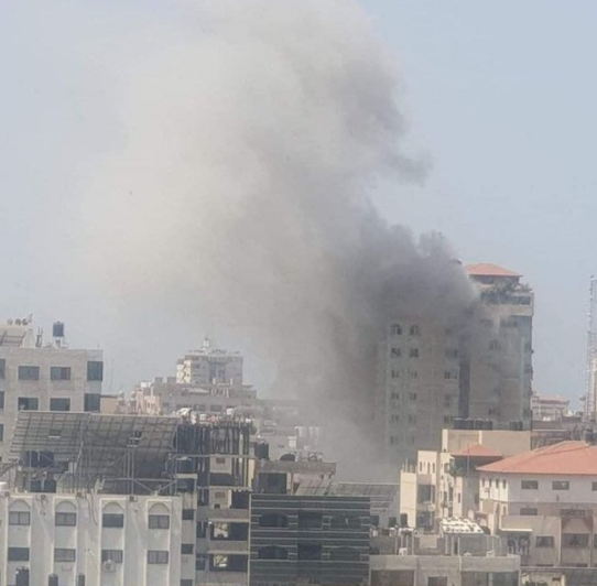 محدث/ ثلاثة شهداء وعدد من الإصابات باستهداف شقة سكنية في حي الرمال